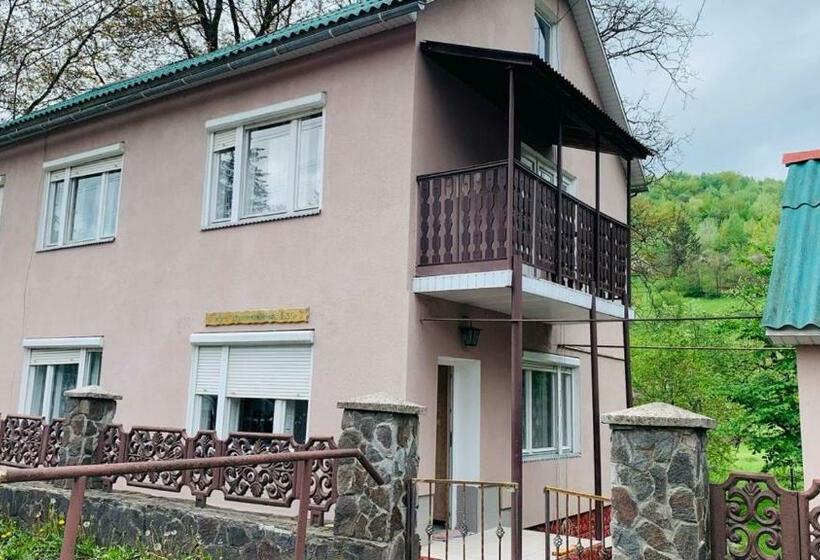 هاستل над річкою