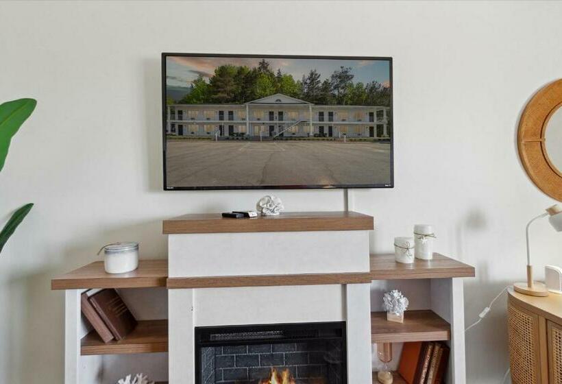 فندق صغير Perfect Lake View Single King Private Fireplace