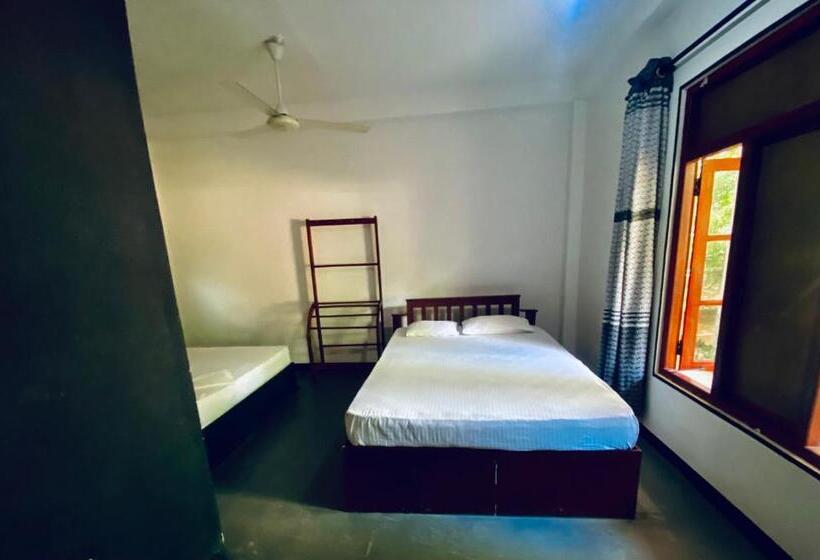 Отель The Royal Garden