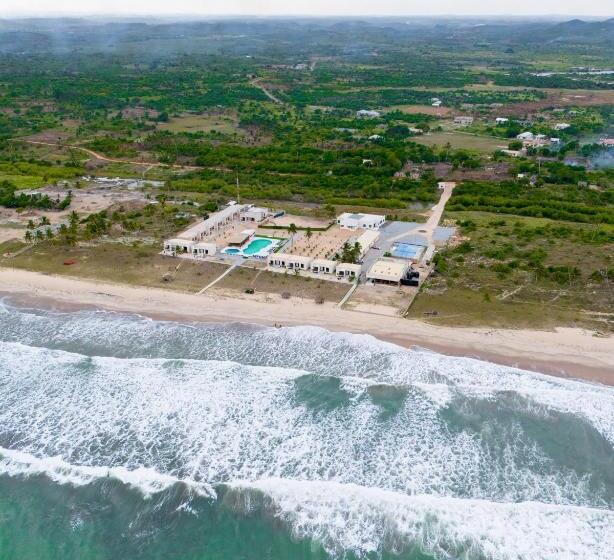 فندق Breezes Beach Resort