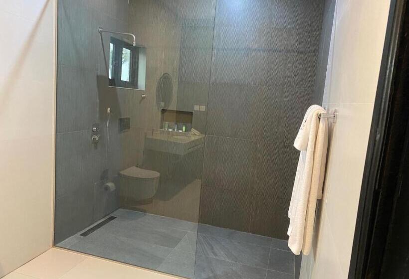 فندق Breezes Beach Resort