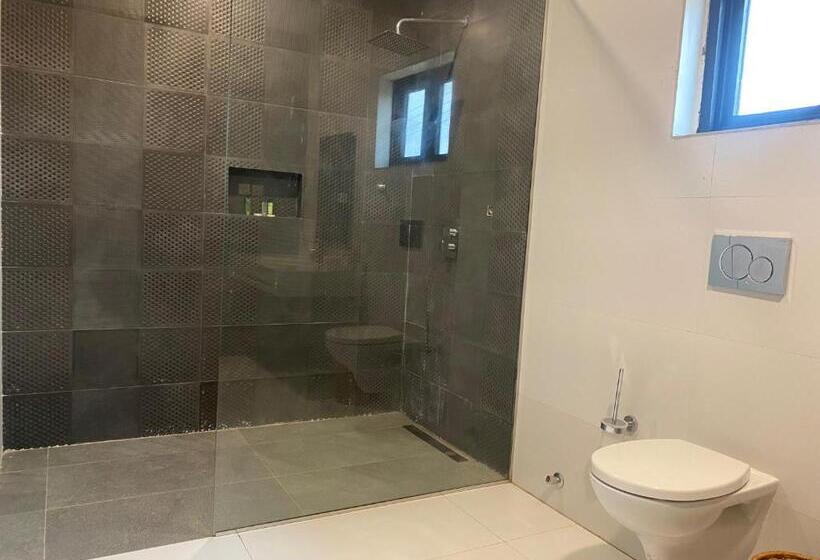 فندق Breezes Beach Resort