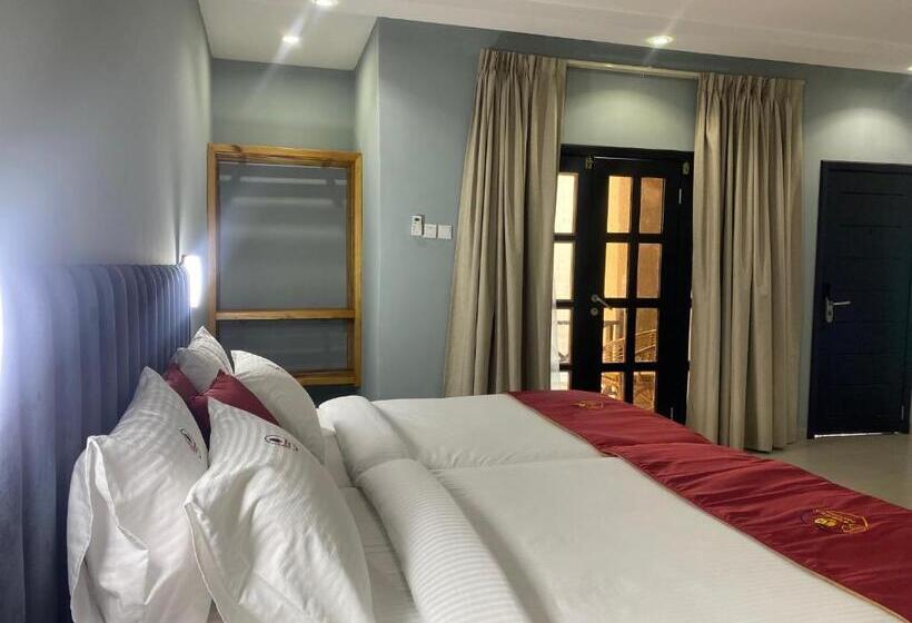 فندق Breezes Beach Resort