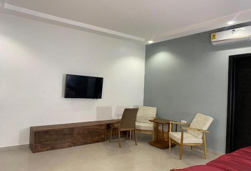 فندق Breezes Beach Resort