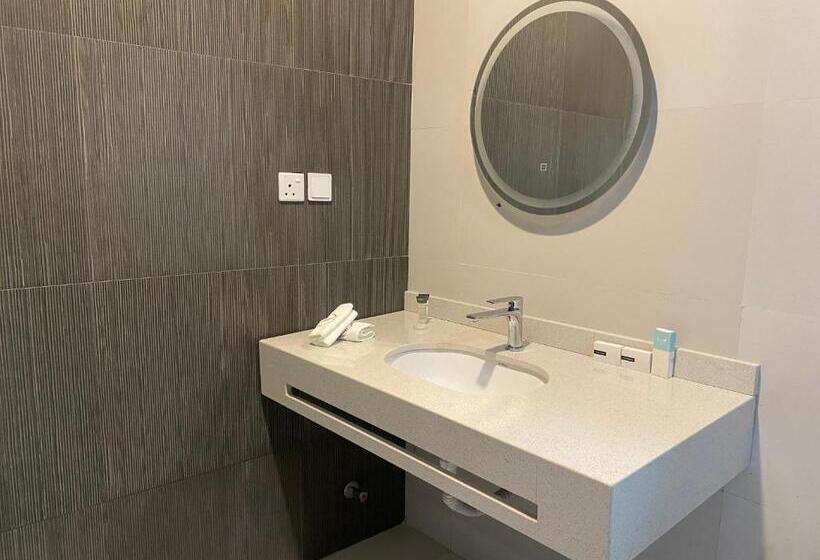 فندق Breezes Beach Resort