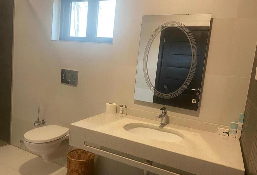 فندق Breezes Beach Resort