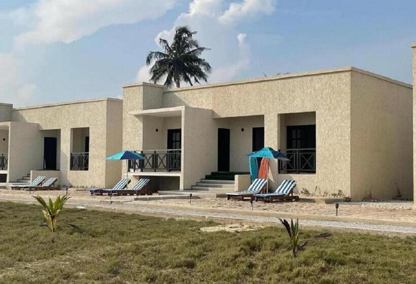 فندق Breezes Beach Resort