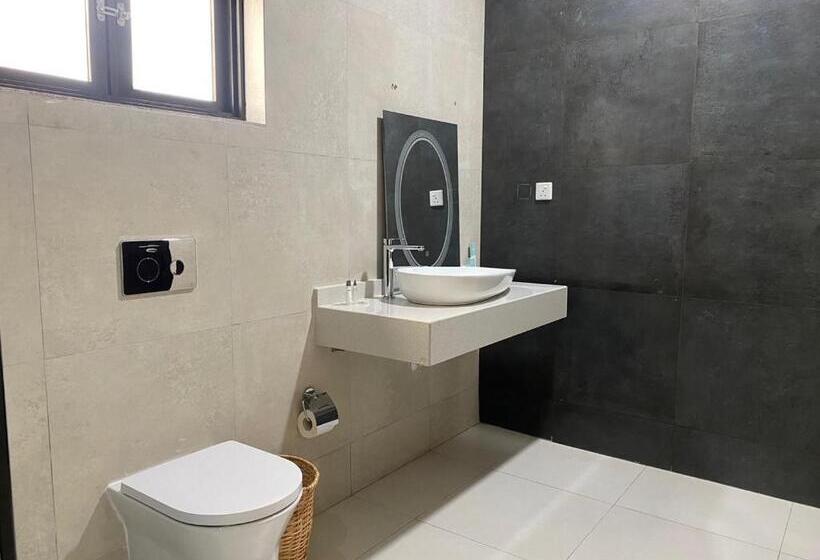 فندق Breezes Beach Resort