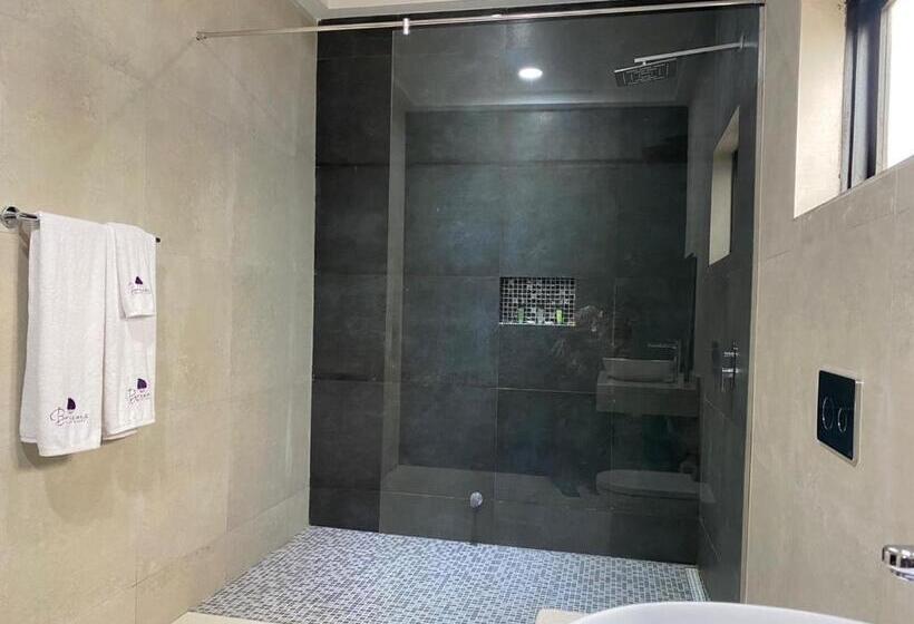 فندق Breezes Beach Resort