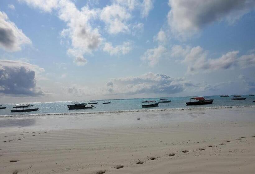 Капсульный Oтель Kibwana Village Bungalows