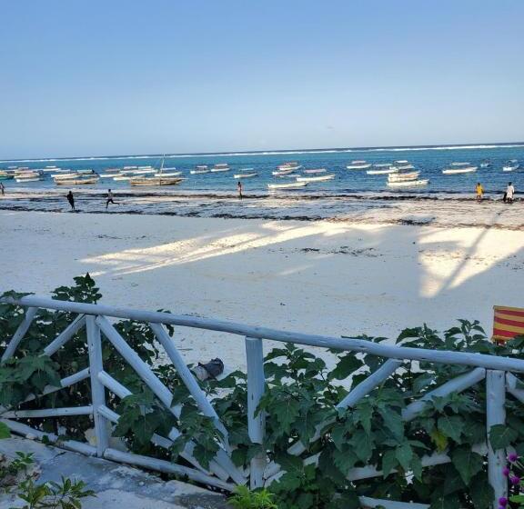 Капсульный Oтель Kibwana Village Bungalows