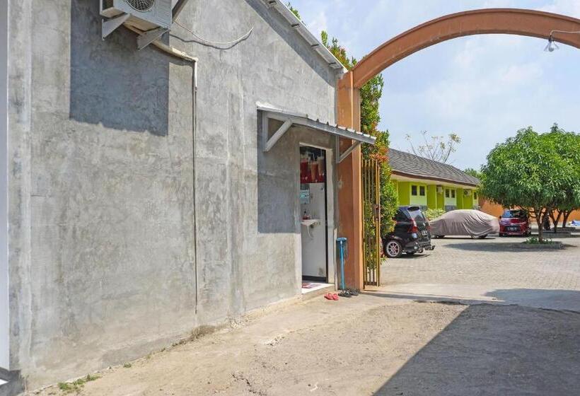 Отель Oyo 91762 Green Home Stay Syariah