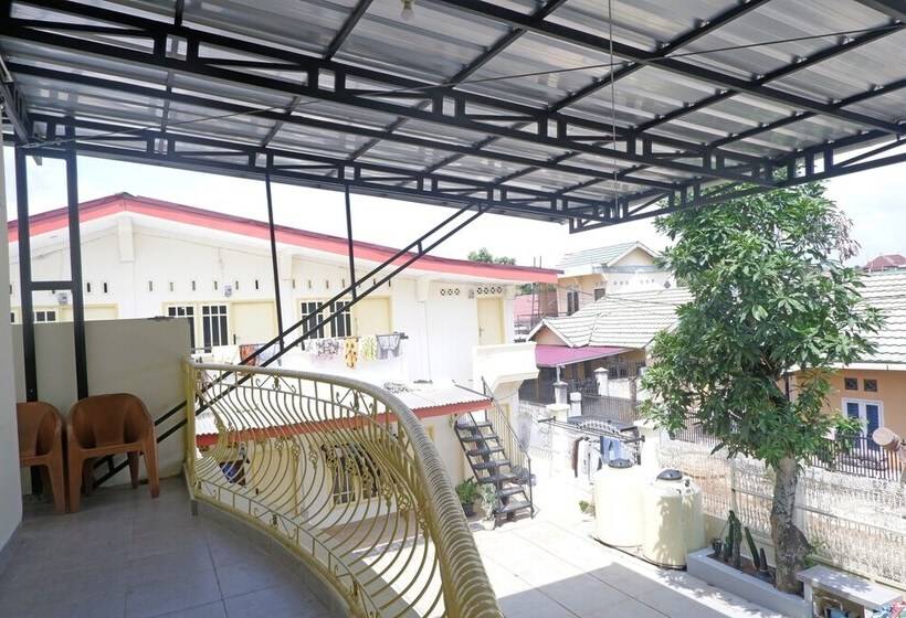 בית מלון כפרי Oyo 92632 Kost Pondok Kito