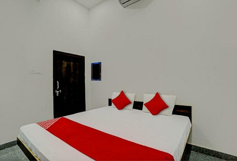 Отель Oyo Flagship The Crown Plaza