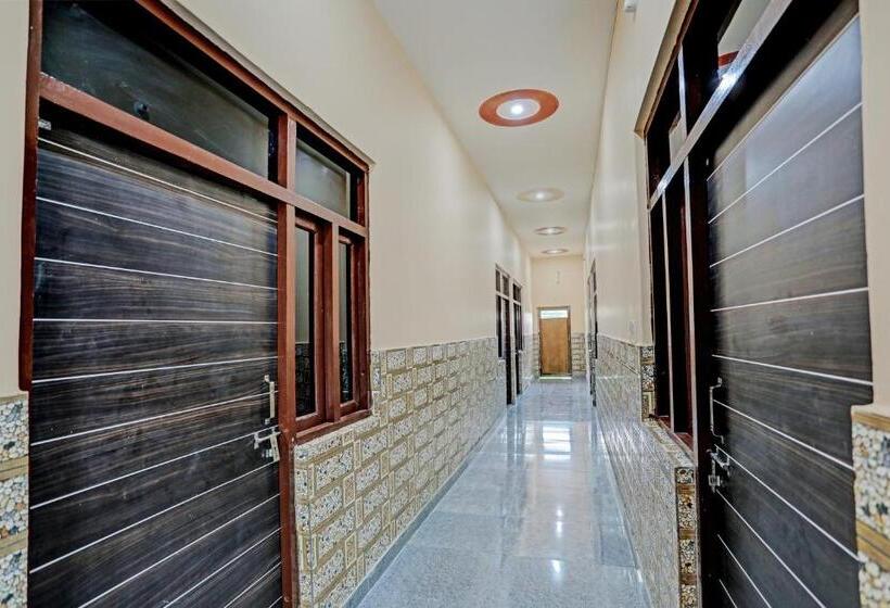 Отель Oyo Flagship The Crown Plaza