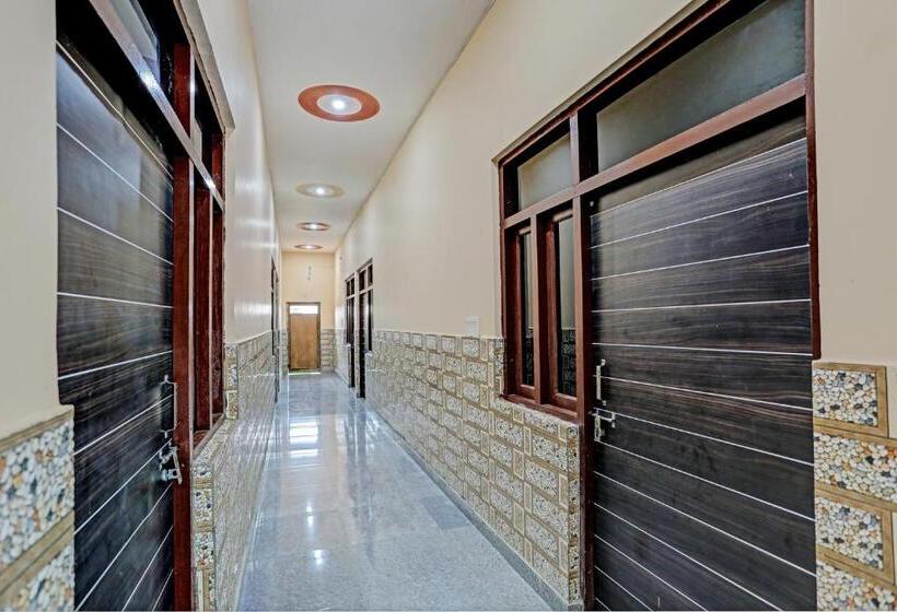 Отель Oyo Flagship The Crown Plaza