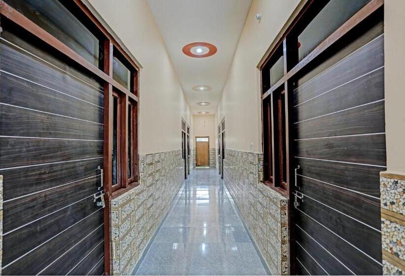 Отель Oyo Flagship The Crown Plaza