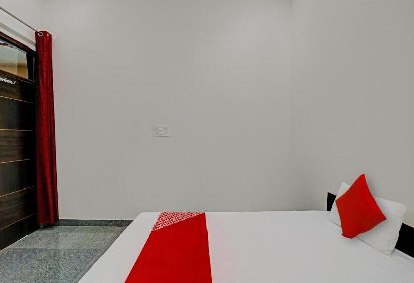 Отель Oyo Flagship The Crown Plaza