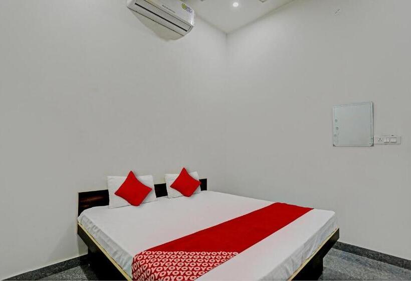 Отель Oyo Flagship The Crown Plaza