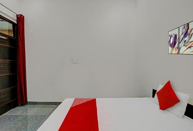 Отель Oyo Flagship The Crown Plaza