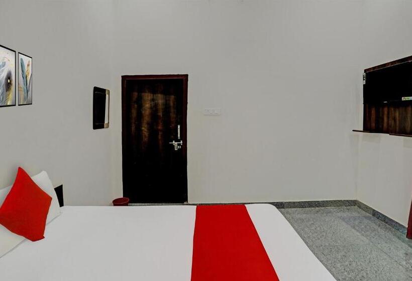 Отель Oyo Flagship The Crown Plaza