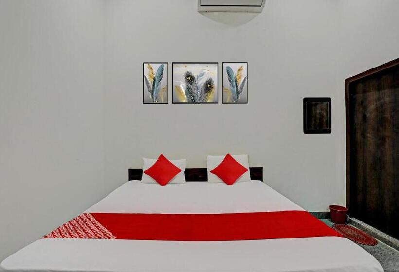 Отель Oyo Flagship The Crown Plaza