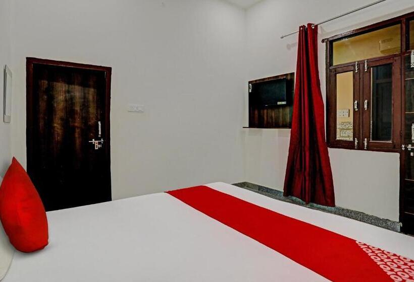 Отель Oyo Flagship The Crown Plaza