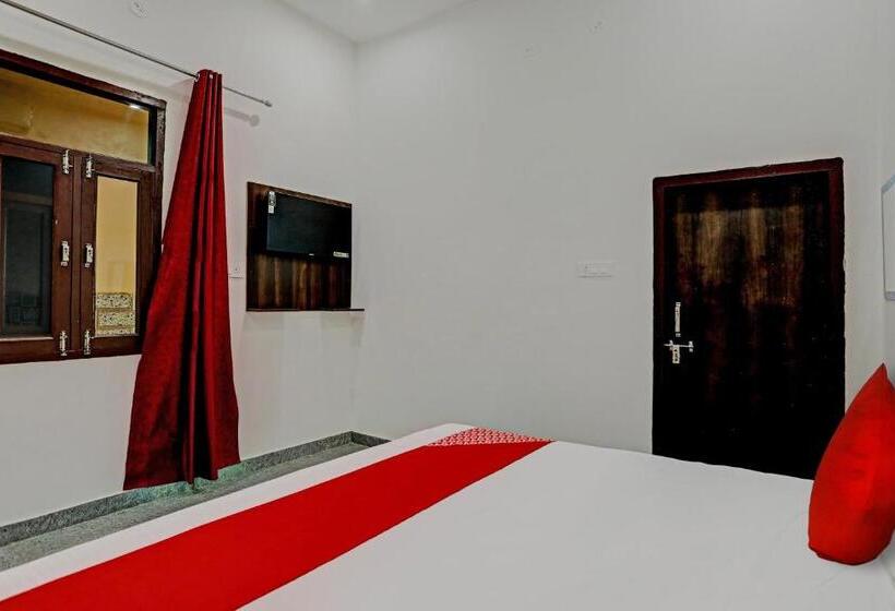 Отель Oyo Flagship The Crown Plaza