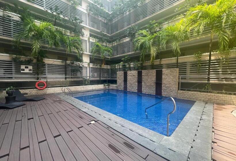 4j 150 Newport   Terminal3 Airport