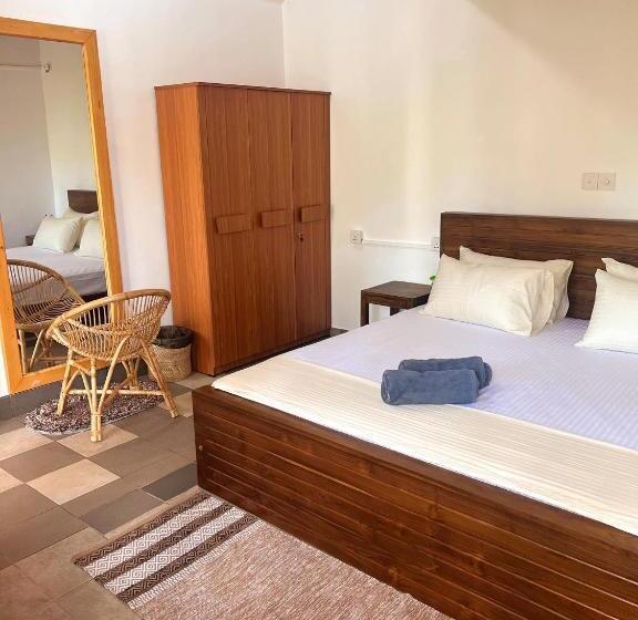 Hummus Hostel & Restaurant