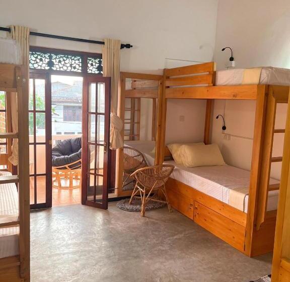 Hummus Hostel & Restaurant