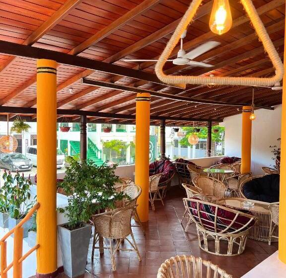 Hummus Hostel & Restaurant