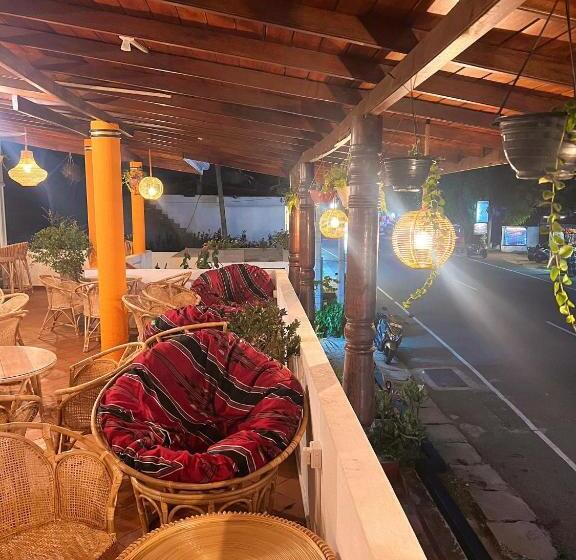Hummus Hostel & Restaurant