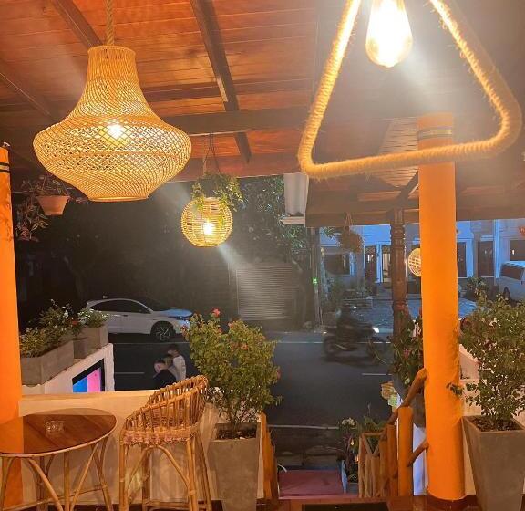 Hummus Hostel & Restaurant