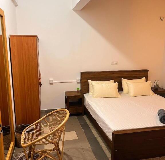 Hummus Hostel & Restaurant