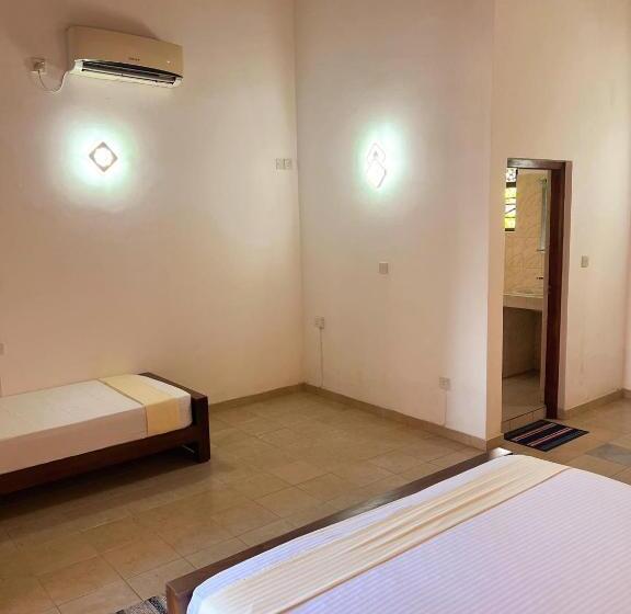 Hummus Hostel & Restaurant