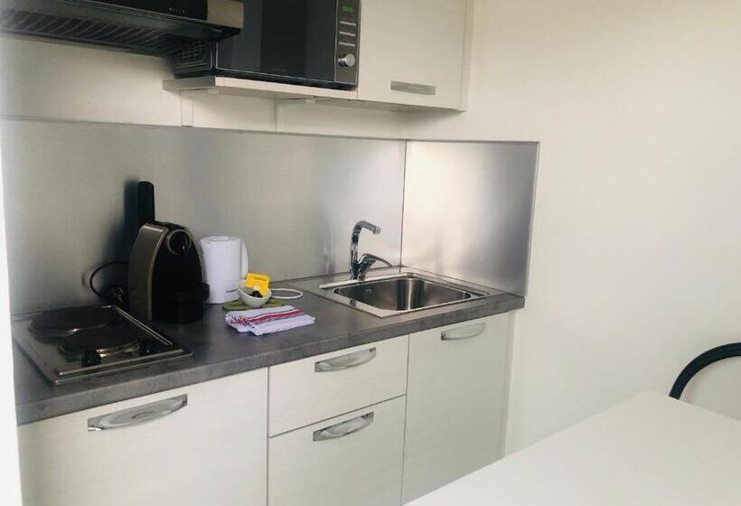 Appart  Hotel La Girafe Marseille Est   Porte D Aubagne