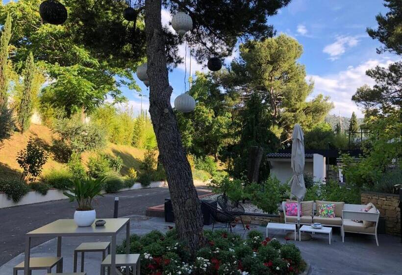Appart  Hotel La Girafe Marseille Est   Porte D Aubagne