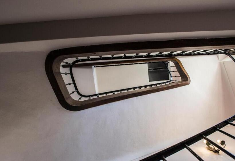 فندق Auberge De Tourrettes