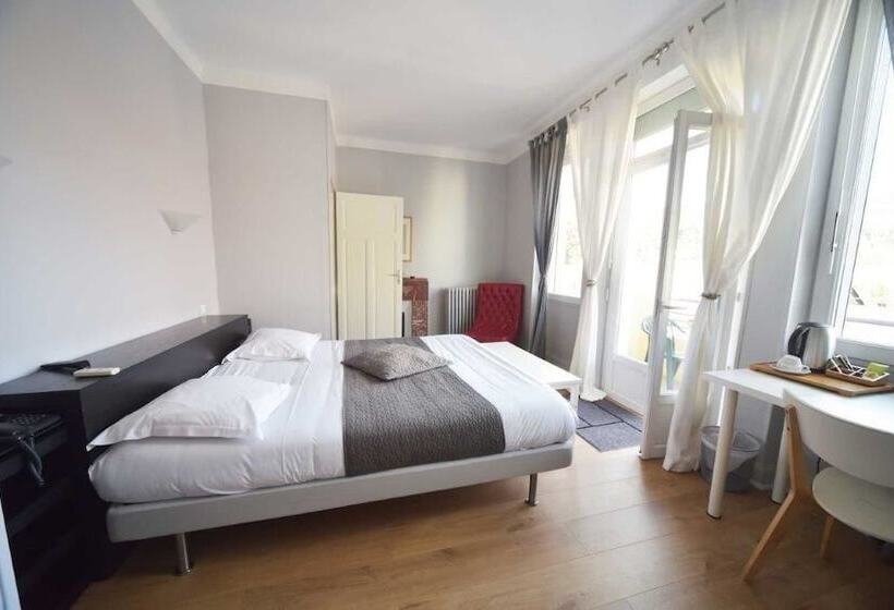 בית מלון כפרי Cafe De Paris