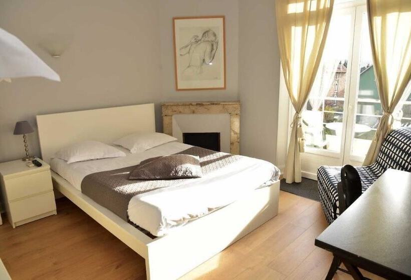 בית מלון כפרי Cafe De Paris