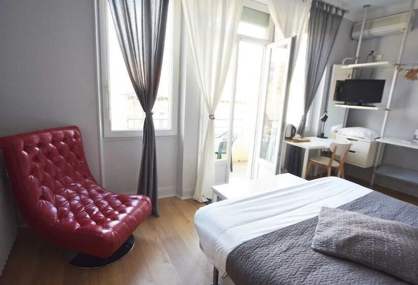 בית מלון כפרי Cafe De Paris