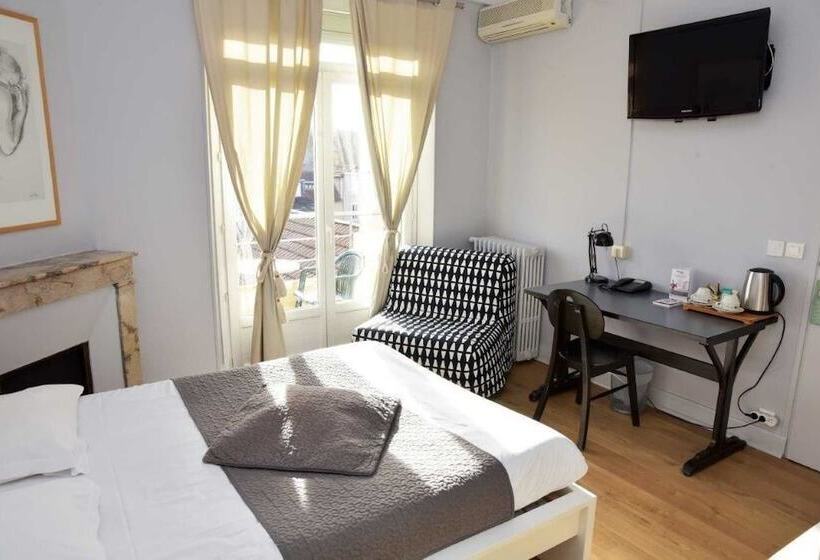 בית מלון כפרי Cafe De Paris