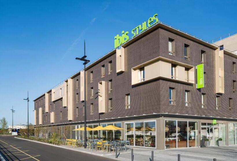 هتل Ibis Styles Guyancourt Versailles