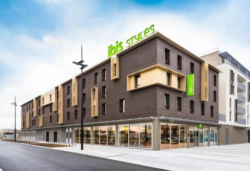 هتل Ibis Styles Guyancourt Versailles