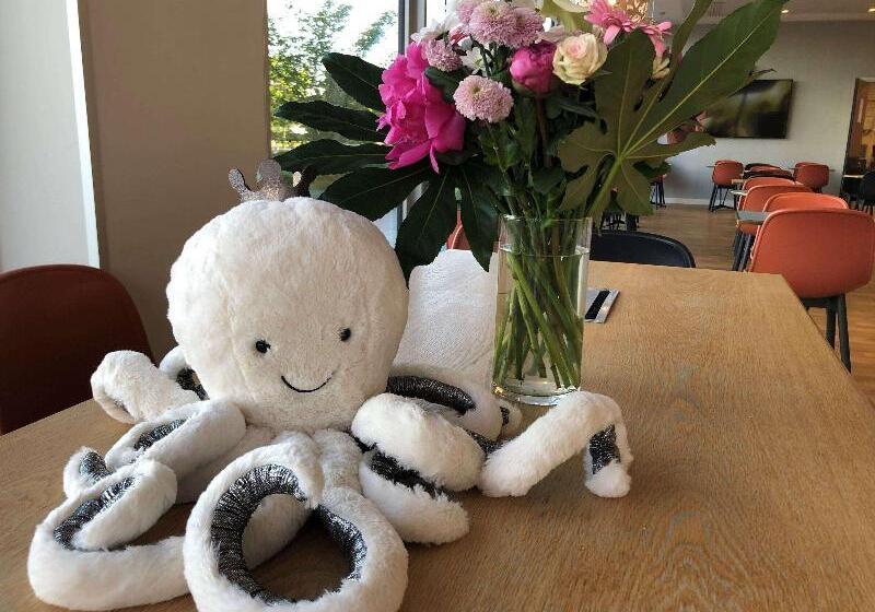 هتل Ibis Styles Guyancourt Versailles