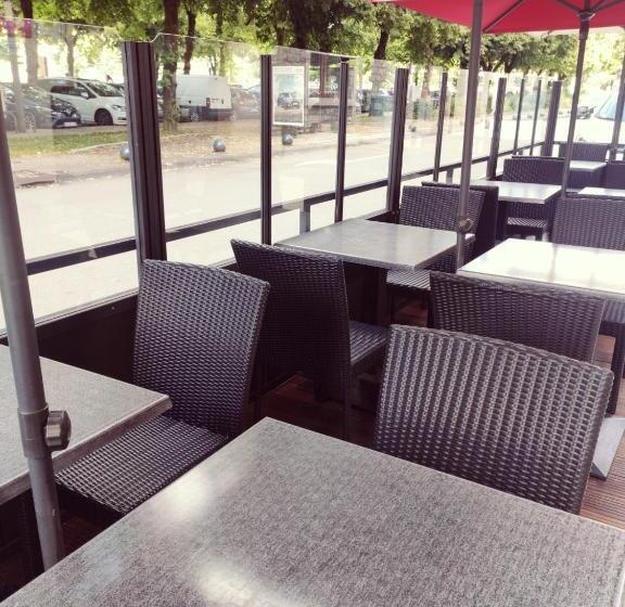 Logis Hotel Du Parc Restaurant Le Rouget De Lisle