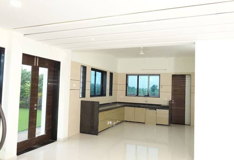 בית מלון כפרי Chandan Van Club And Resort   Navsari