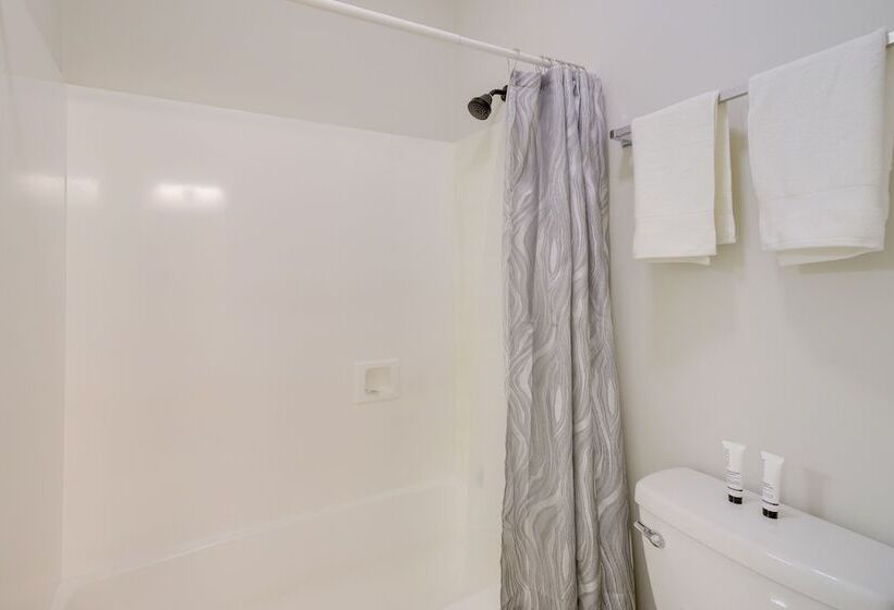 Airy Dayton Vacation Home W/ Deck + Private Yard!