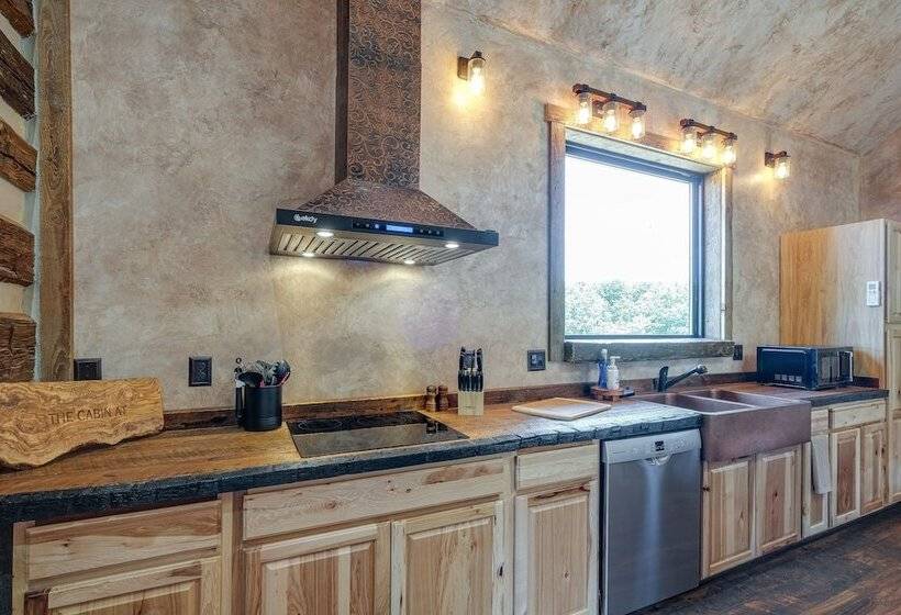 Bedford Cabin W/ Porch, 5 Mi To Historic District!